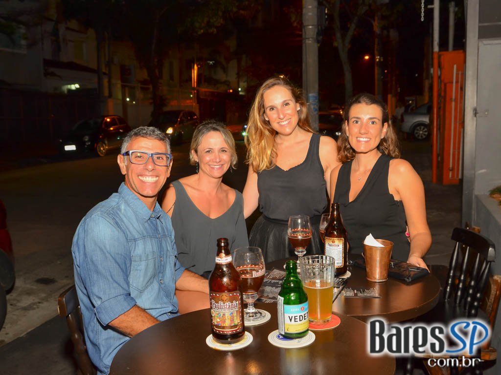 Bones Gastropub ofereceu diversos petiscos com amplo cardápio de cervejas no happy hour Bones Gastropub ofereceu diversos petiscos com amplo cardápio de cervejas no happy hour