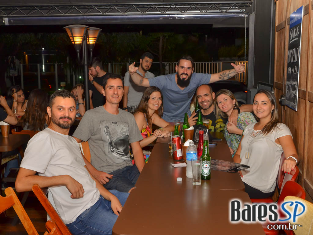Bones Gastropub ofereceu diversos petiscos com amplo cardápio de cervejas no happy hour Bones Gastropub ofereceu diversos petiscos com amplo cardápio de cervejas no happy hour