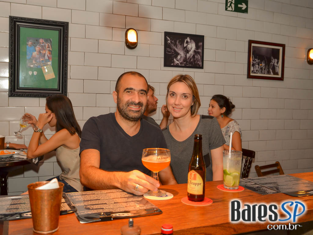 Bones Gastropub ofereceu diversos petiscos com amplo cardápio de cervejas no happy hour Bones Gastropub ofereceu diversos petiscos com amplo cardápio de cervejas no happy hour