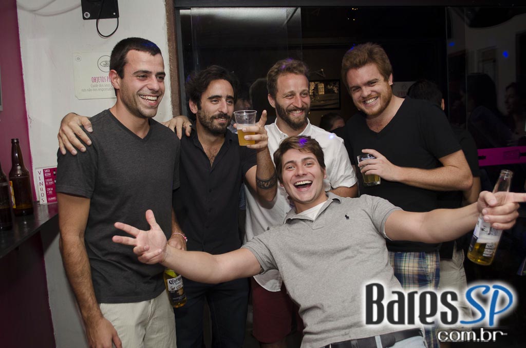 Garrafas Bar recebeu show do Grupo Turma do Porão que animou a quinta Garrafas Bar recebeu show do Grupo Turma do Porão que animou a quinta