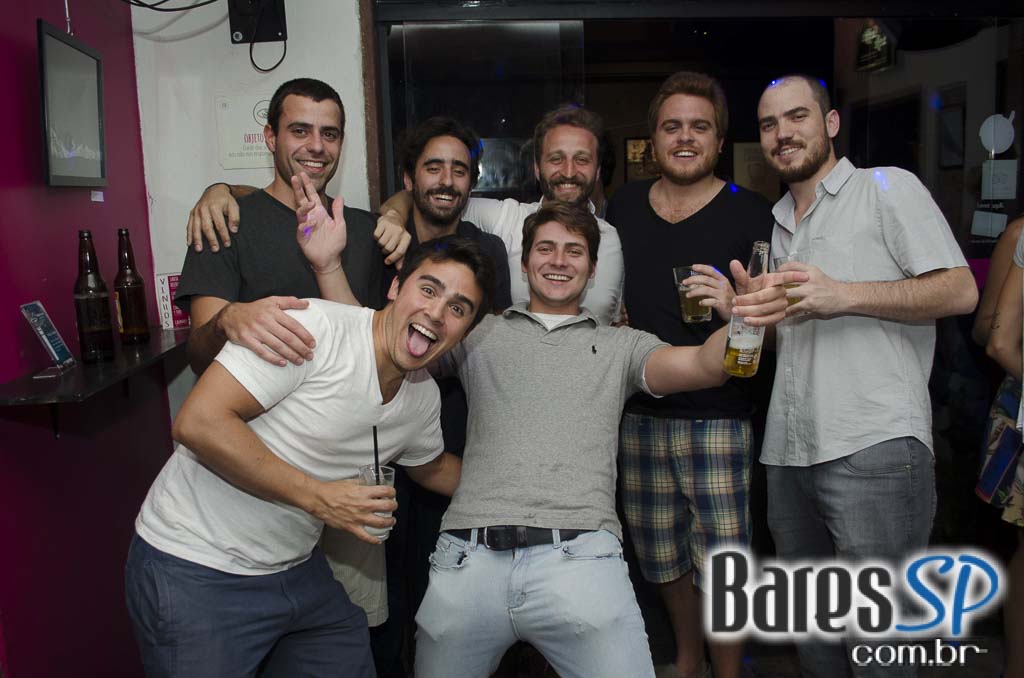 Garrafas Bar recebeu show do Grupo Turma do Porão que animou a quinta Garrafas Bar recebeu show do Grupo Turma do Porão que animou a quinta