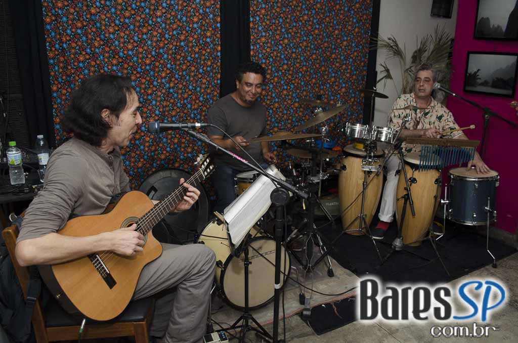 Garrafas Bar recebeu show do Grupo Turma do Porão que animou a quinta Garrafas Bar recebeu show do Grupo Turma do Porão que animou a quinta