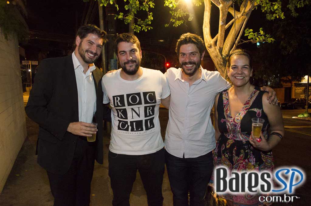 Garrafas Bar recebeu show do Grupo Turma do Porão que animou a quinta Garrafas Bar recebeu show do Grupo Turma do Porão que animou a quinta