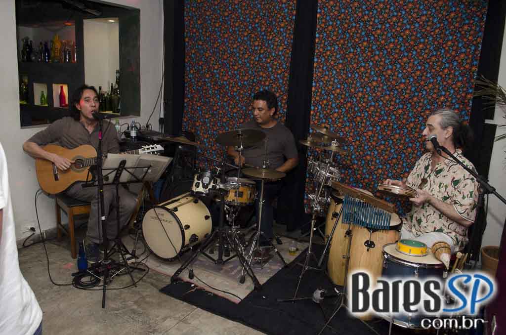 Garrafas Bar recebeu show do Grupo Turma do Porão que animou a quinta Garrafas Bar recebeu show do Grupo Turma do Porão que animou a quinta