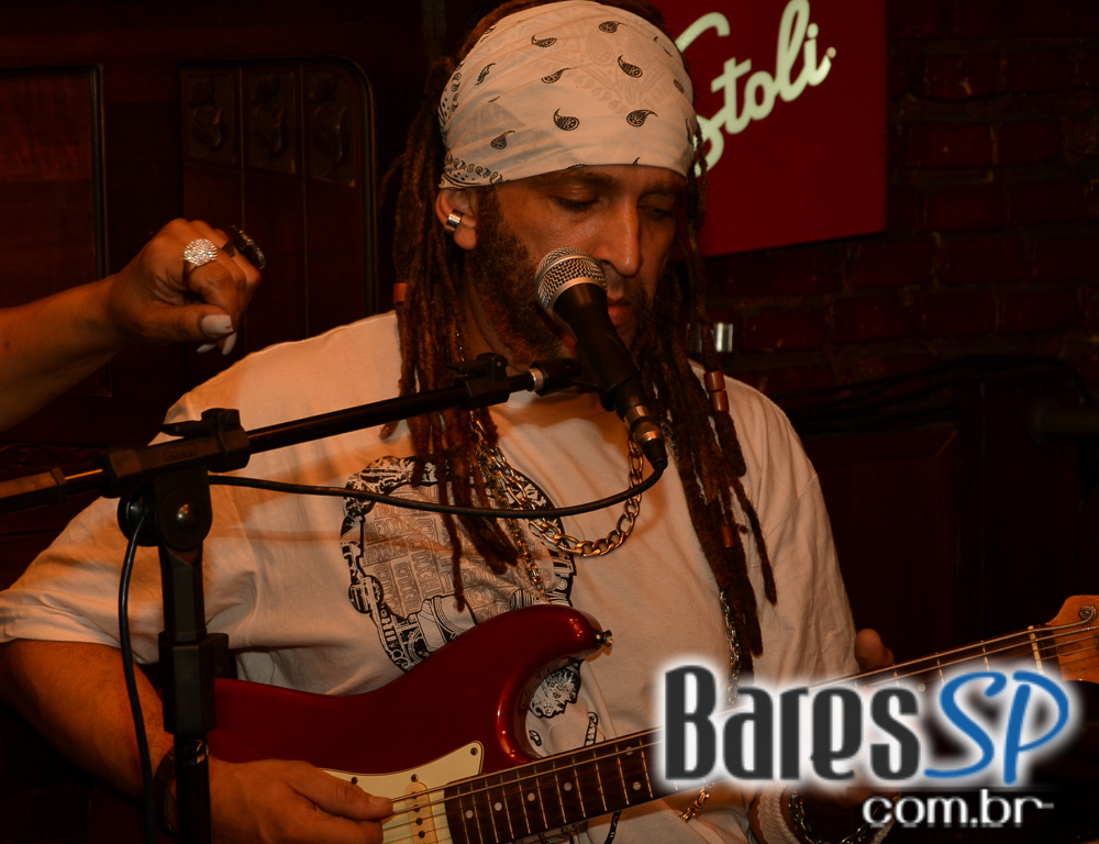 Cantora Thulla Melo embalou o palco do Piratininga Bar com muita música Cantora Thulla Melo embalou o palco do Piratininga Bar com muita música