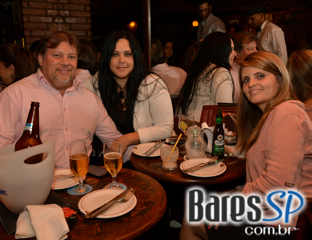 Cantora Thulla Melo embalou o palco do Piratininga Bar com muita música Cantora Thulla Melo embalou o palco do Piratininga Bar com muita música