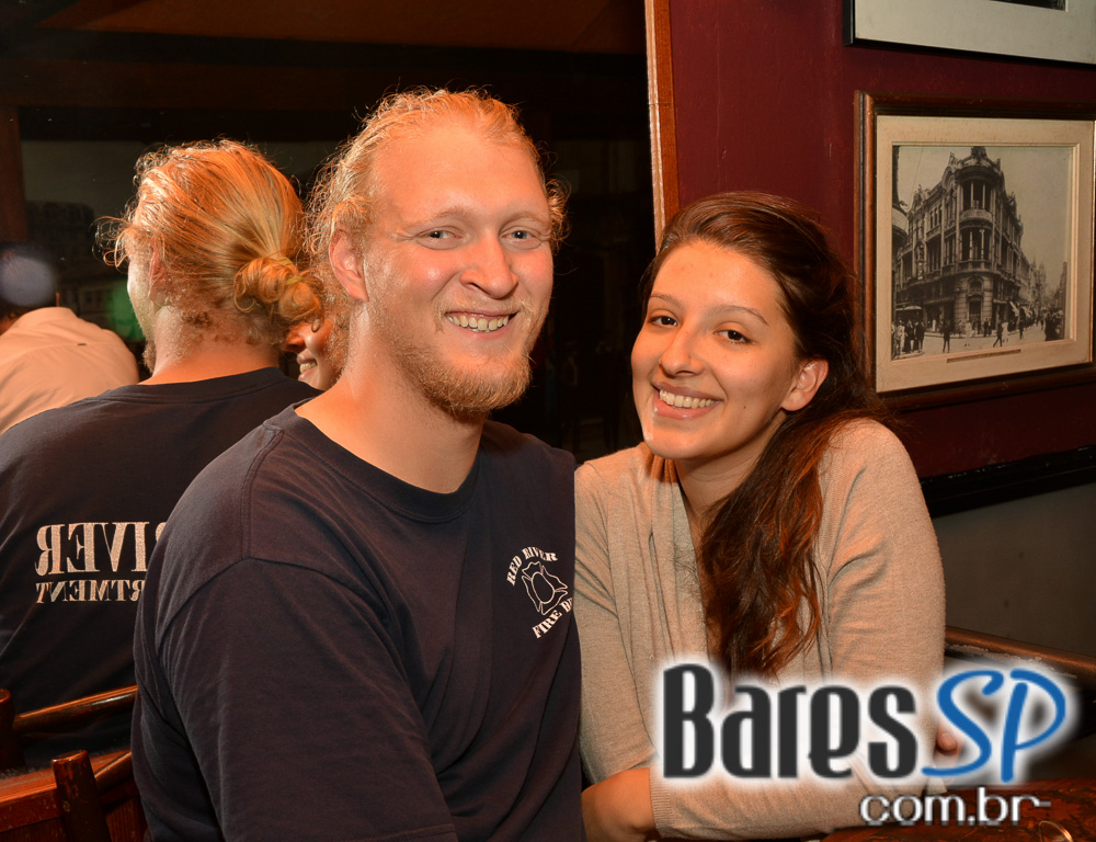 Cantora Thulla Melo embalou o palco do Piratininga Bar com muita música Cantora Thulla Melo embalou o palco do Piratininga Bar com muita música