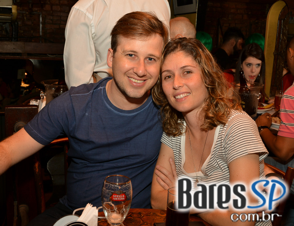 Cantora Thulla Melo embalou o palco do Piratininga Bar com muita música Cantora Thulla Melo embalou o palco do Piratininga Bar com muita música