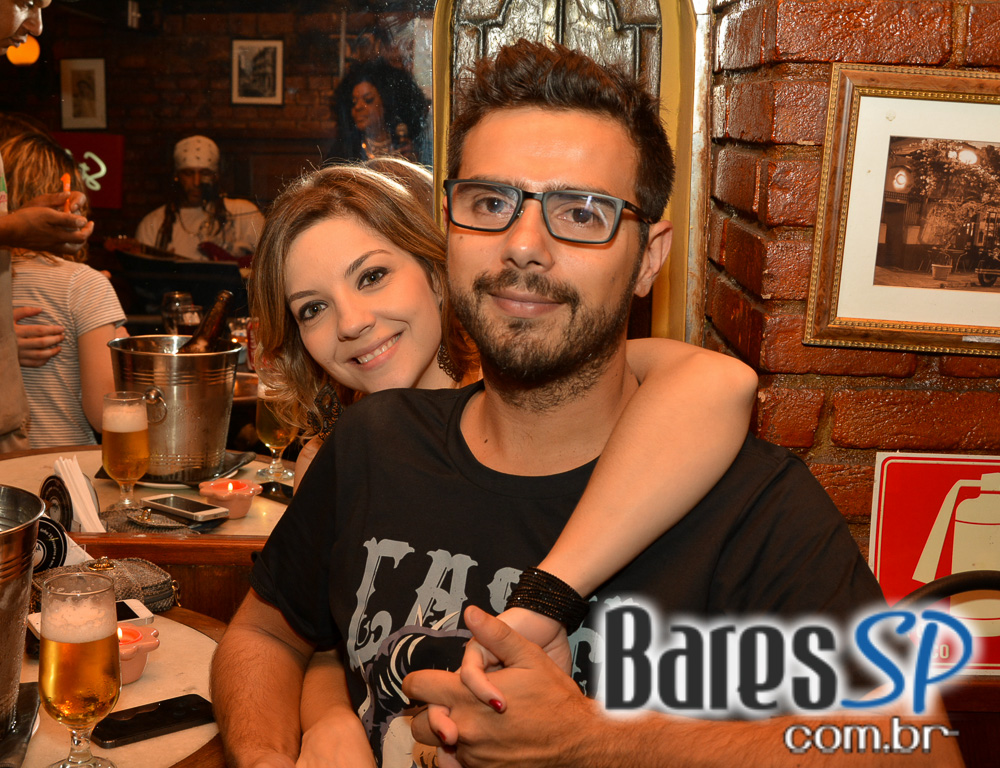Cantora Thulla Melo embalou o palco do Piratininga Bar com muita música Cantora Thulla Melo embalou o palco do Piratininga Bar com muita música