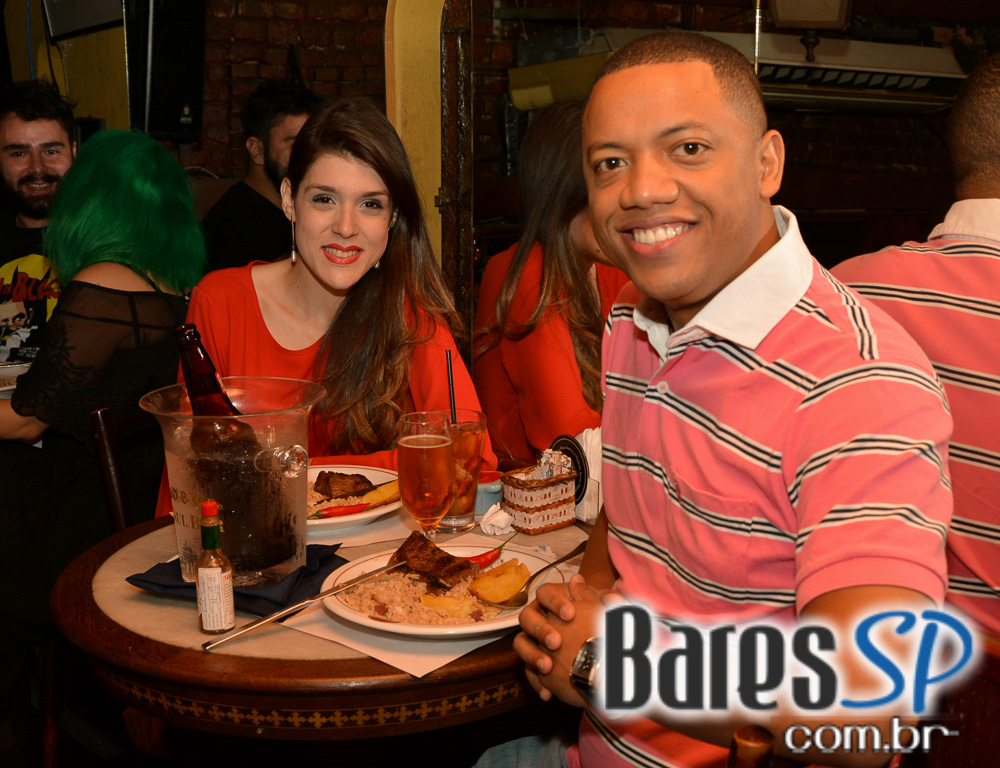 Cantora Thulla Melo embalou o palco do Piratininga Bar com muita música Cantora Thulla Melo embalou o palco do Piratininga Bar com muita música