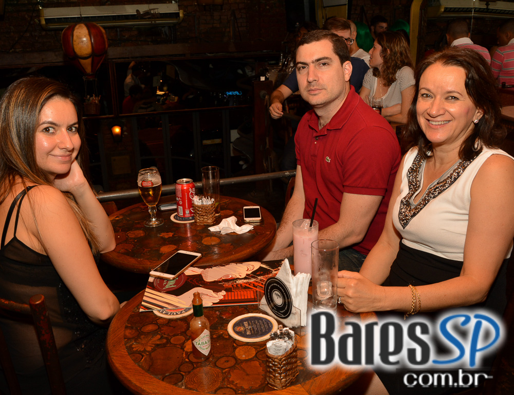Cantora Thulla Melo embalou o palco do Piratininga Bar com muita música Cantora Thulla Melo embalou o palco do Piratininga Bar com muita música