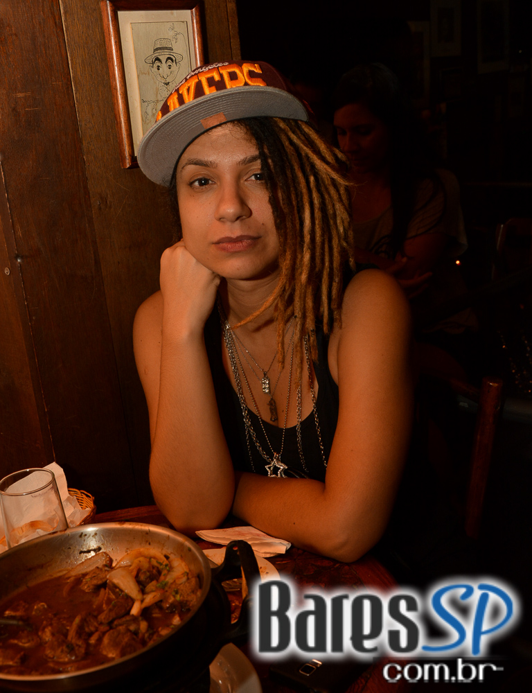 Cantora Thulla Melo embalou o palco do Piratininga Bar com muita música Cantora Thulla Melo embalou o palco do Piratininga Bar com muita música