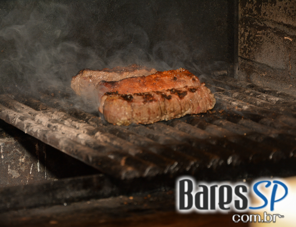 Cantora Thulla Melo embalou o palco do Piratininga Bar com muita música Cantora Thulla Melo embalou o palco do Piratininga Bar com muita música