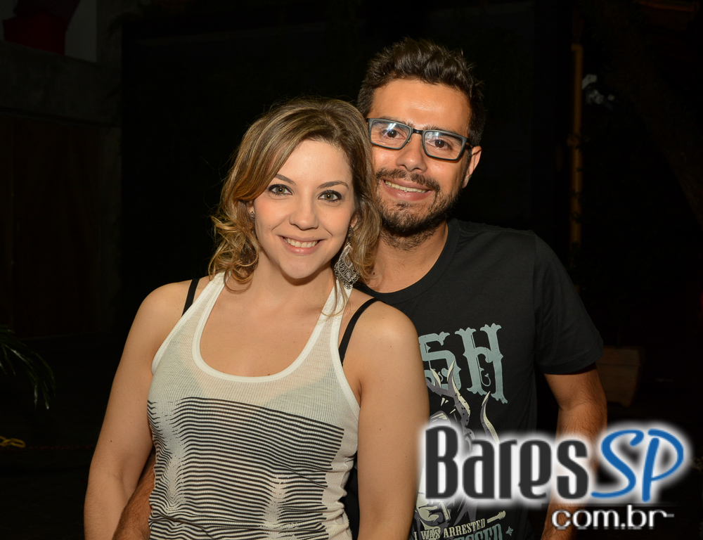 Cantora Thulla Melo embalou o palco do Piratininga Bar com muita música Cantora Thulla Melo embalou o palco do Piratininga Bar com muita música