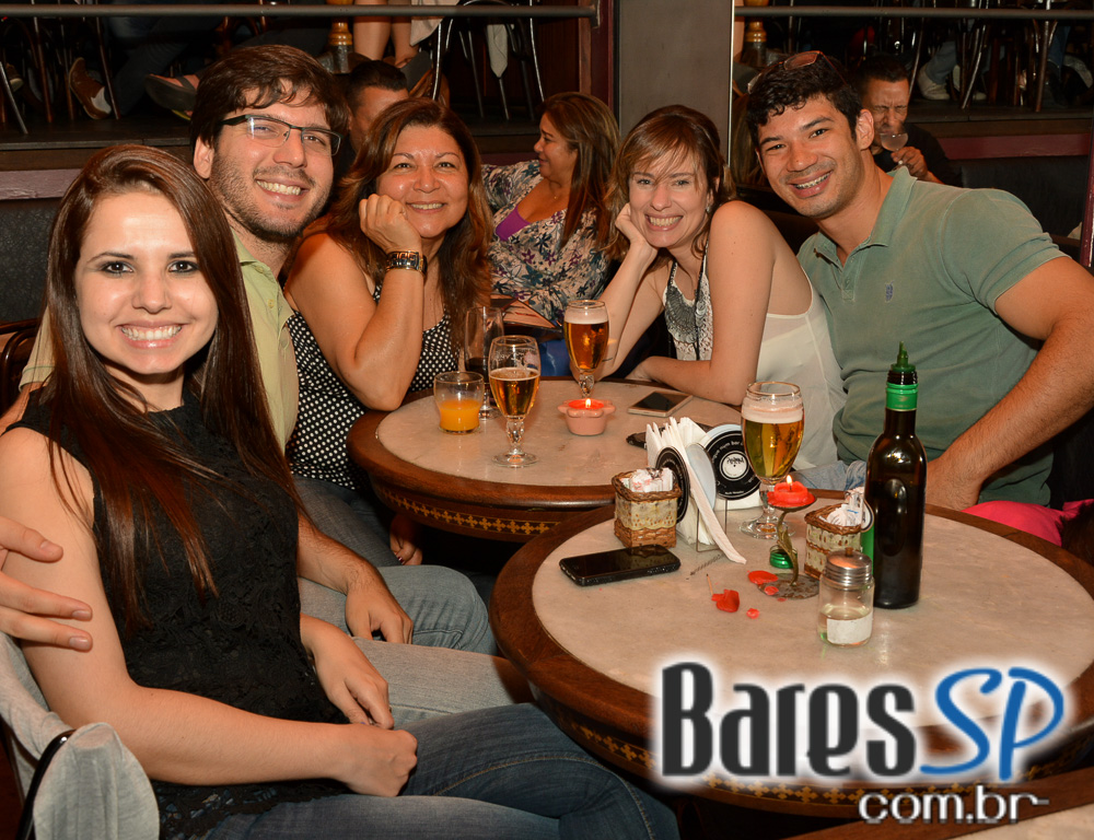 Cantora Thulla Melo embalou o palco do Piratininga Bar com muita música Cantora Thulla Melo embalou o palco do Piratininga Bar com muita música