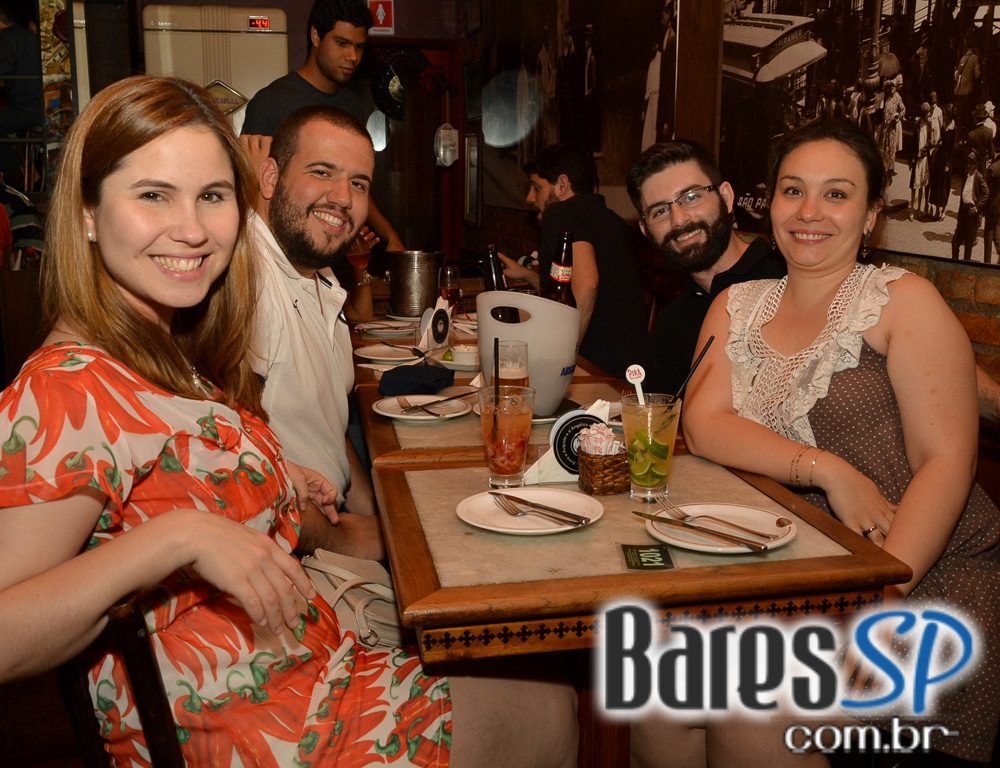 Cantora Thulla Melo embalou o palco do Piratininga Bar com muita música Cantora Thulla Melo embalou o palco do Piratininga Bar com muita música