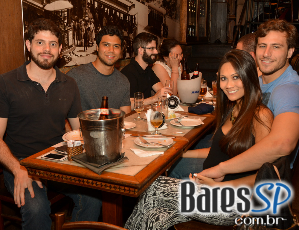 Cantora Thulla Melo embalou o palco do Piratininga Bar com muita música Cantora Thulla Melo embalou o palco do Piratininga Bar com muita música