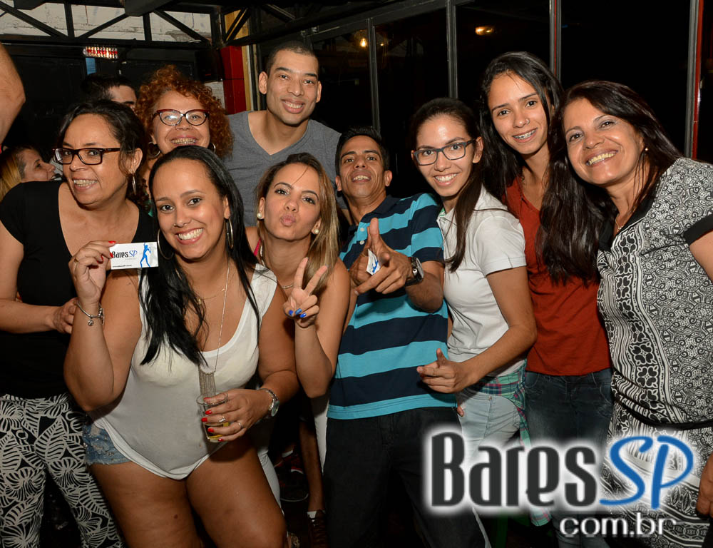 Grupo Fundo de Quintal tocou sucessos da carreira no Favela da Vila Grupo Fundo de Quintal tocou sucessos da carreira no Favela da Vila