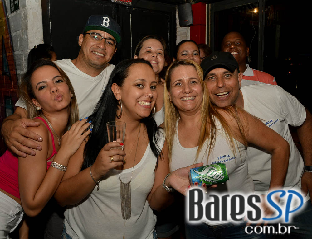 Grupo Fundo de Quintal tocou sucessos da carreira no Favela da Vila Grupo Fundo de Quintal tocou sucessos da carreira no Favela da Vila