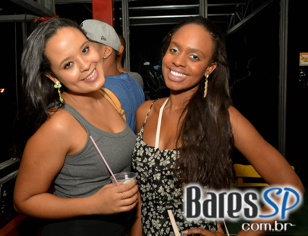 Grupo Fundo de Quintal tocou sucessos da carreira no Favela da Vila Grupo Fundo de Quintal tocou sucessos da carreira no Favela da Vila