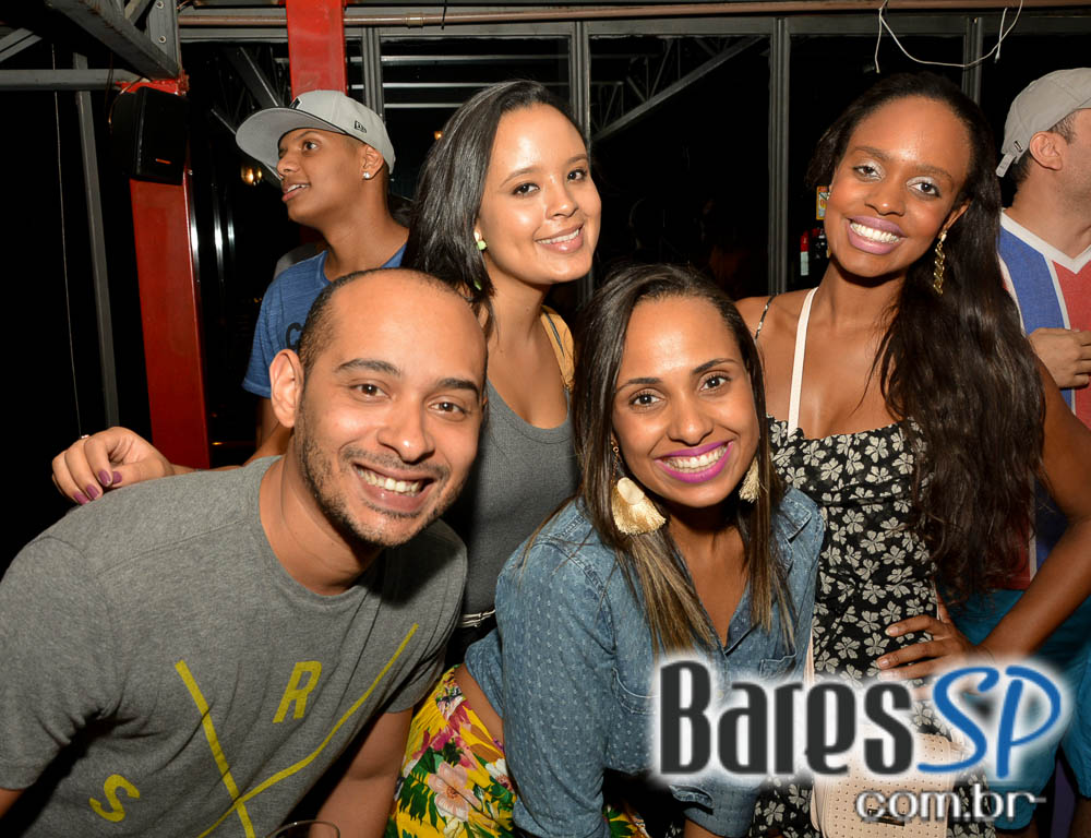 Grupo Fundo de Quintal tocou sucessos da carreira no Favela da Vila Grupo Fundo de Quintal tocou sucessos da carreira no Favela da Vila