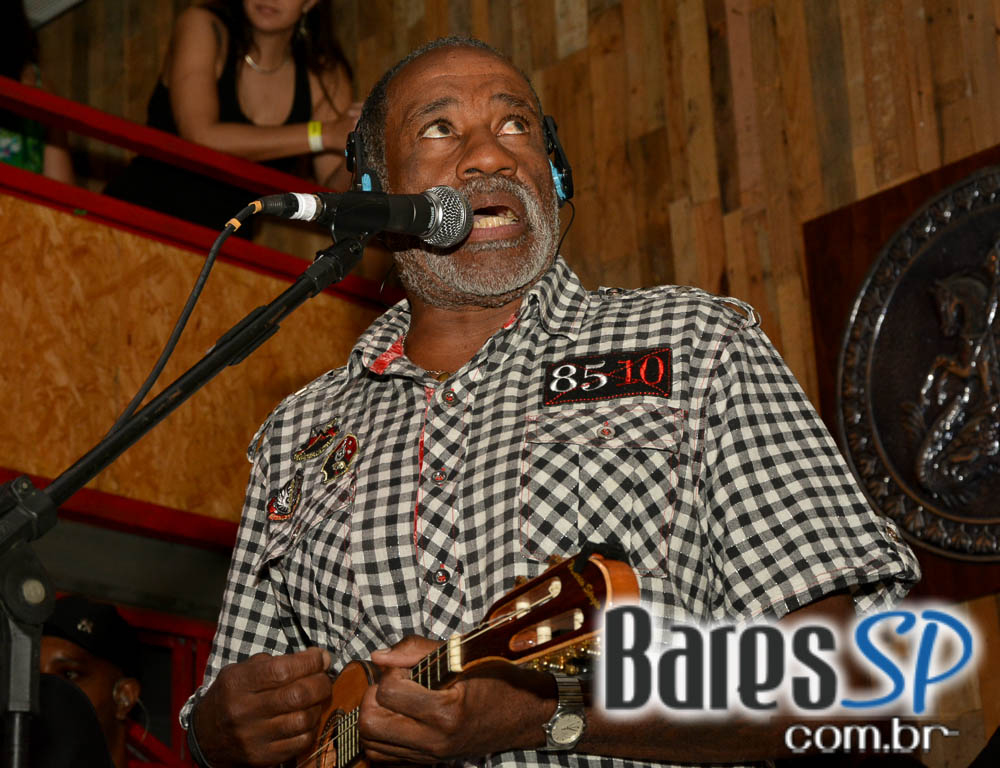 Grupo Fundo de Quintal tocou sucessos da carreira no Favela da Vila Grupo Fundo de Quintal tocou sucessos da carreira no Favela da Vila