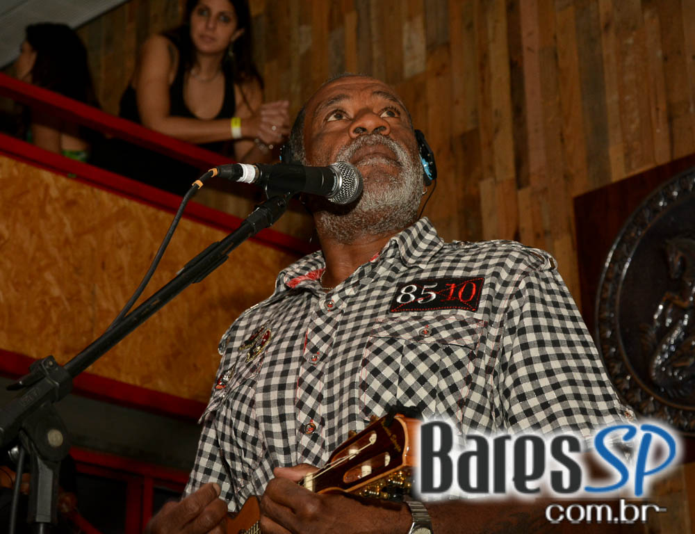 Grupo Fundo de Quintal tocou sucessos da carreira no Favela da Vila Grupo Fundo de Quintal tocou sucessos da carreira no Favela da Vila