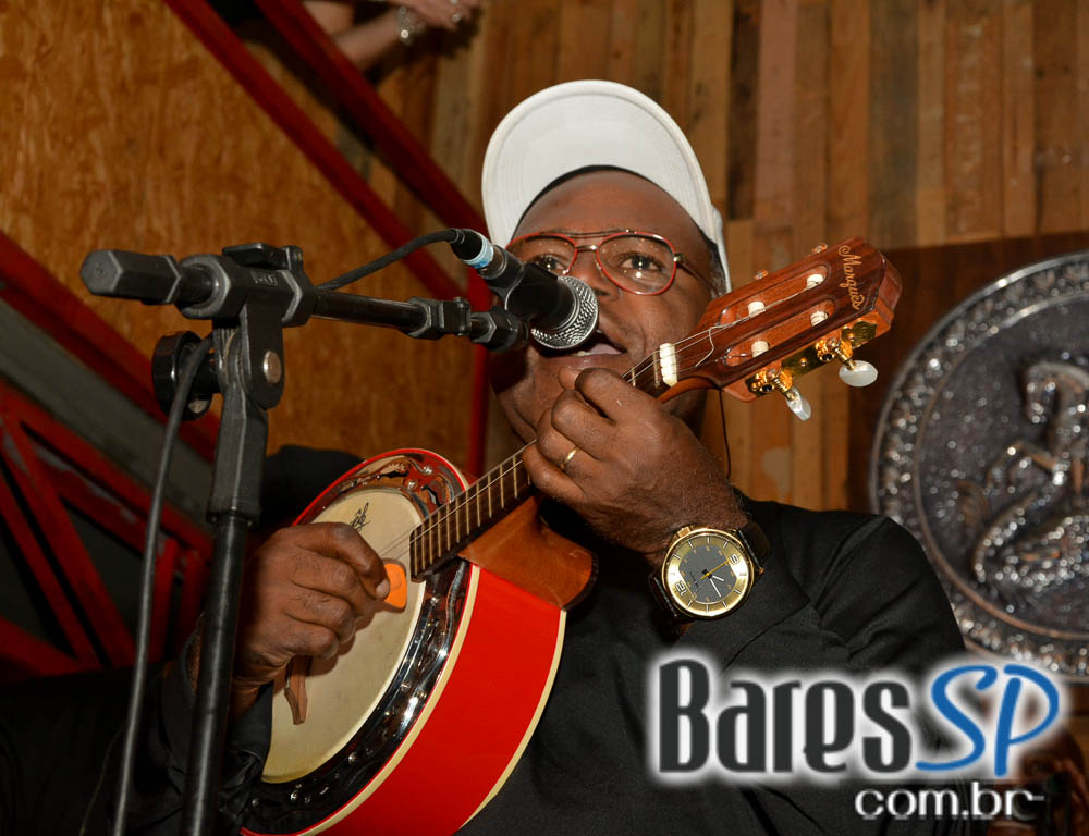 Grupo Fundo de Quintal tocou sucessos da carreira no Favela da Vila Grupo Fundo de Quintal tocou sucessos da carreira no Favela da Vila