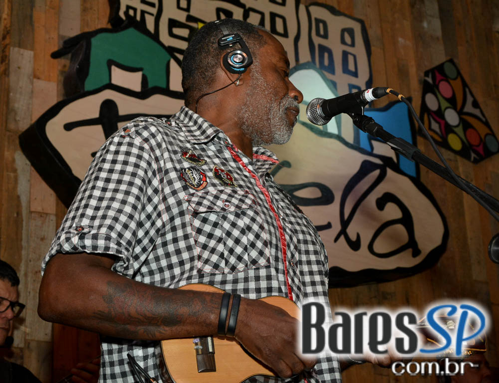 Grupo Fundo de Quintal tocou sucessos da carreira no Favela da Vila Grupo Fundo de Quintal tocou sucessos da carreira no Favela da Vila