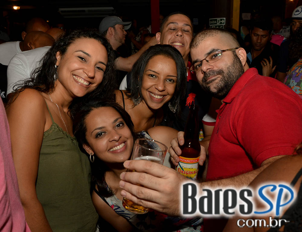 Grupo Fundo de Quintal tocou sucessos da carreira no Favela da Vila Grupo Fundo de Quintal tocou sucessos da carreira no Favela da Vila