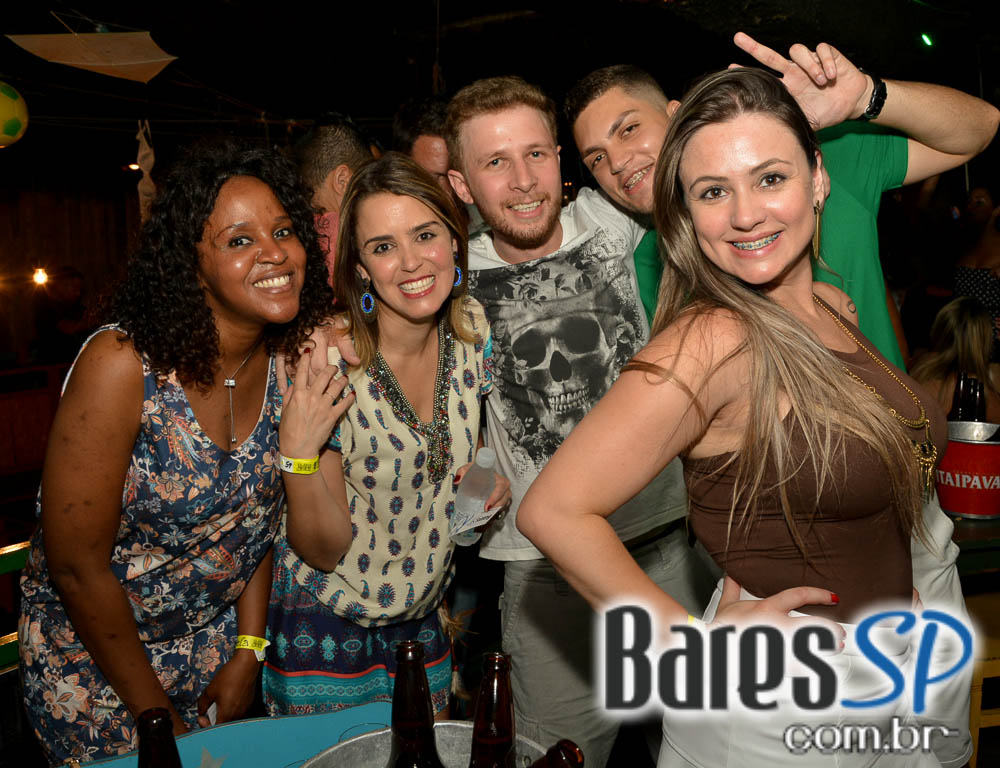 Grupo Fundo de Quintal tocou sucessos da carreira no Favela da Vila Grupo Fundo de Quintal tocou sucessos da carreira no Favela da Vila