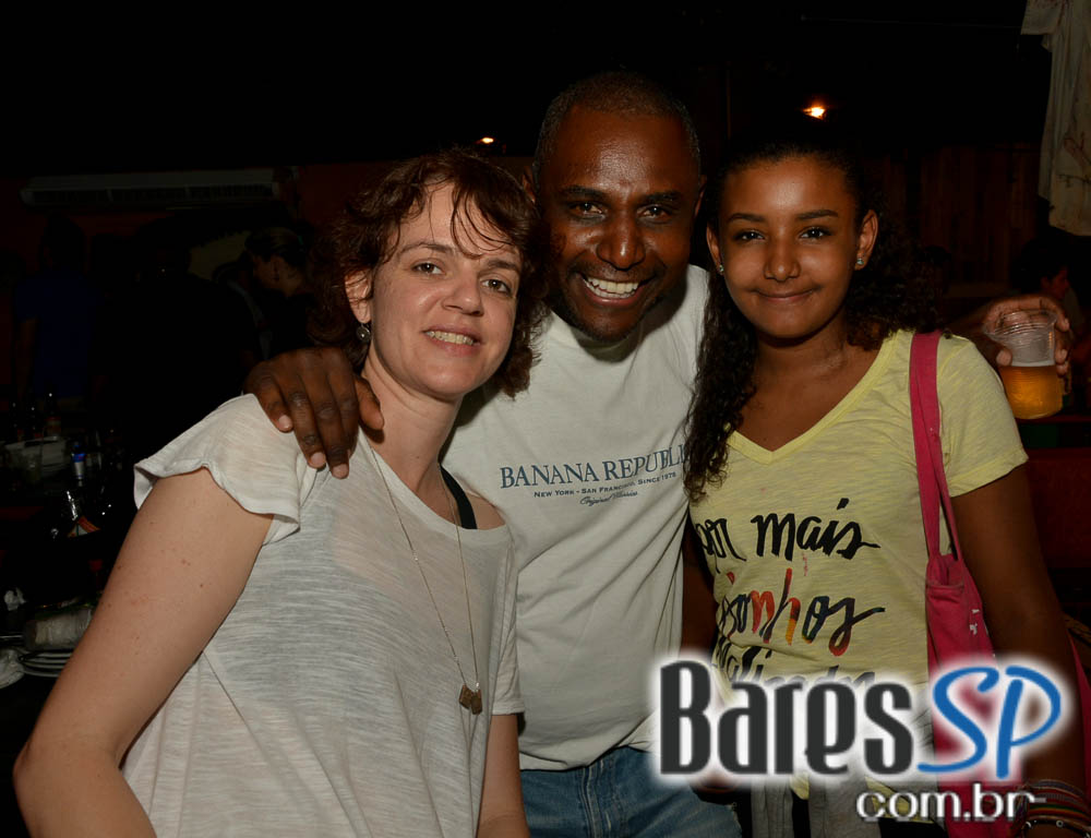 Grupo Fundo de Quintal tocou sucessos da carreira no Favela da Vila Grupo Fundo de Quintal tocou sucessos da carreira no Favela da Vila