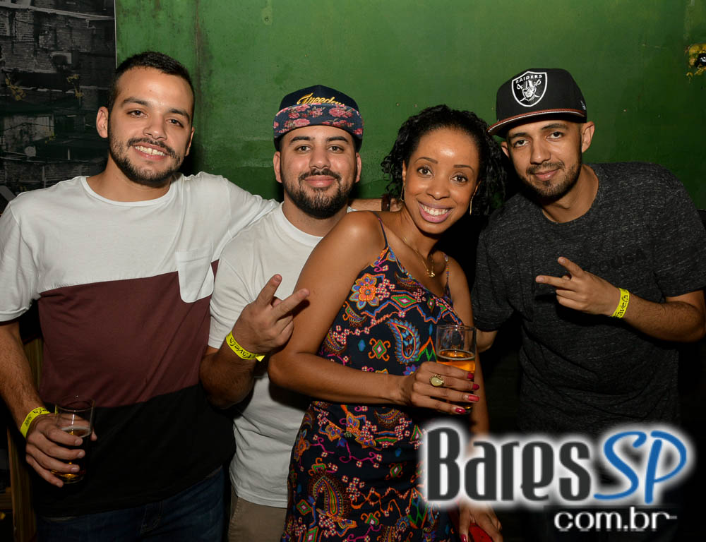 Grupo Fundo de Quintal tocou sucessos da carreira no Favela da Vila Grupo Fundo de Quintal tocou sucessos da carreira no Favela da Vila