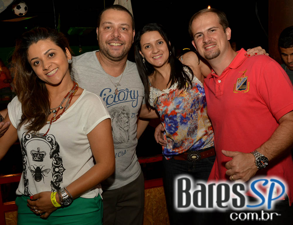 Grupo Fundo de Quintal tocou sucessos da carreira no Favela da Vila Grupo Fundo de Quintal tocou sucessos da carreira no Favela da Vila