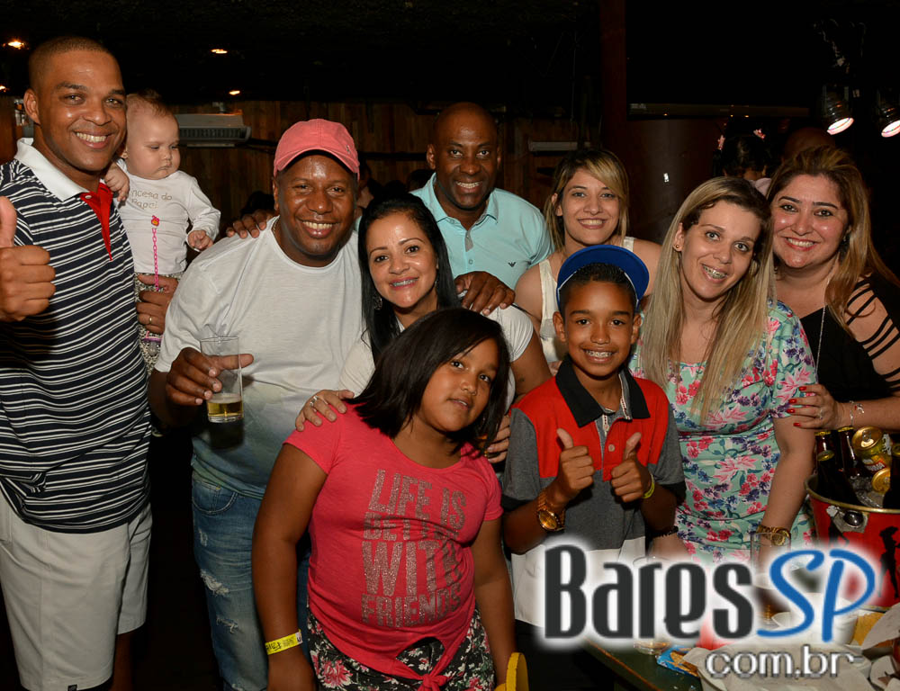 Grupo Fundo de Quintal tocou sucessos da carreira no Favela da Vila Grupo Fundo de Quintal tocou sucessos da carreira no Favela da Vila