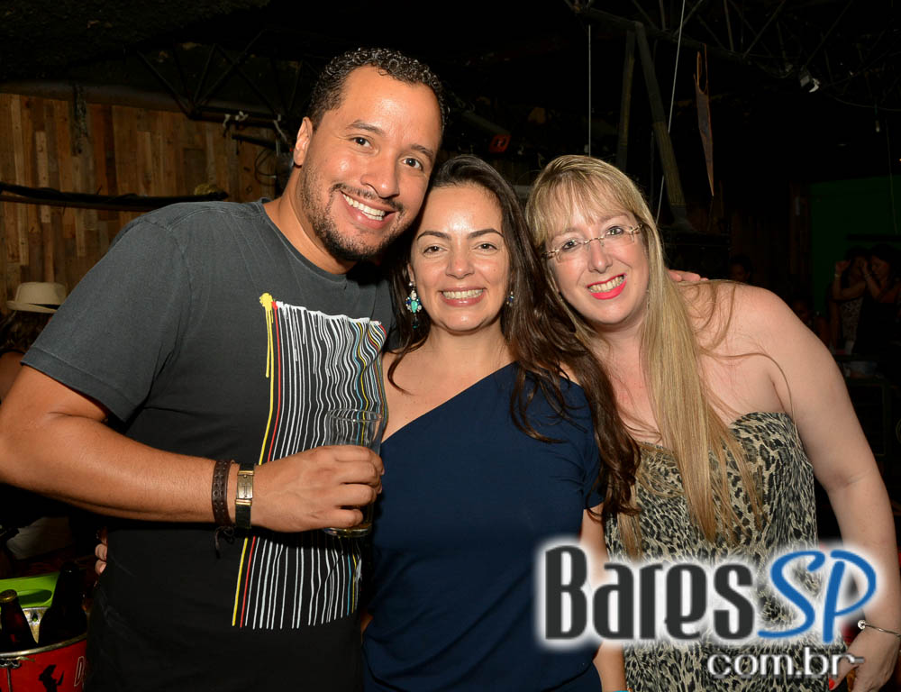 Grupo Fundo de Quintal tocou sucessos da carreira no Favela da Vila Grupo Fundo de Quintal tocou sucessos da carreira no Favela da Vila