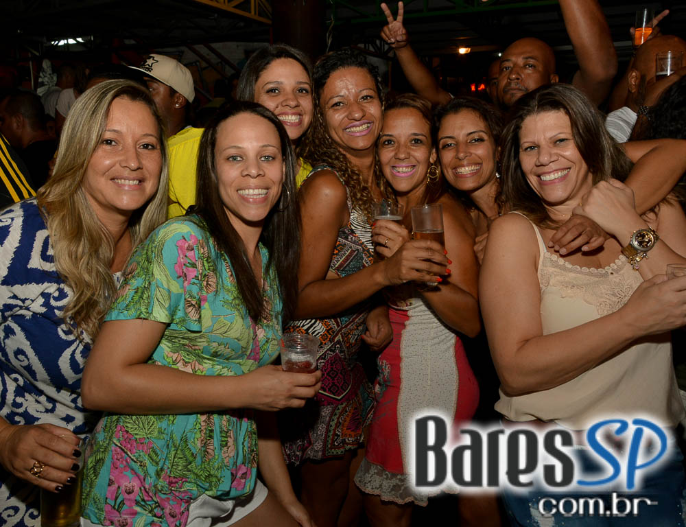 Grupo Fundo de Quintal tocou sucessos da carreira no Favela da Vila Grupo Fundo de Quintal tocou sucessos da carreira no Favela da Vila