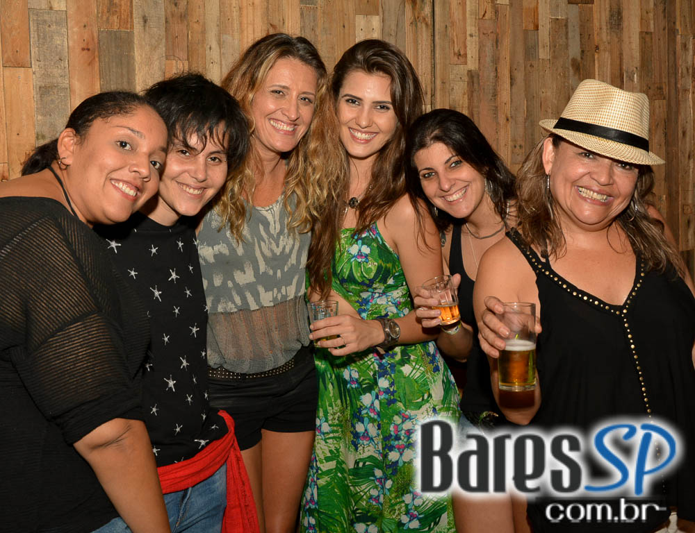 Grupo Fundo de Quintal tocou sucessos da carreira no Favela da Vila Grupo Fundo de Quintal tocou sucessos da carreira no Favela da Vila