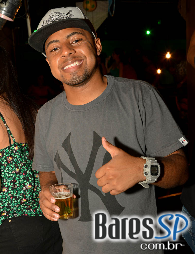 Grupo Fundo de Quintal tocou sucessos da carreira no Favela da Vila Grupo Fundo de Quintal tocou sucessos da carreira no Favela da Vila