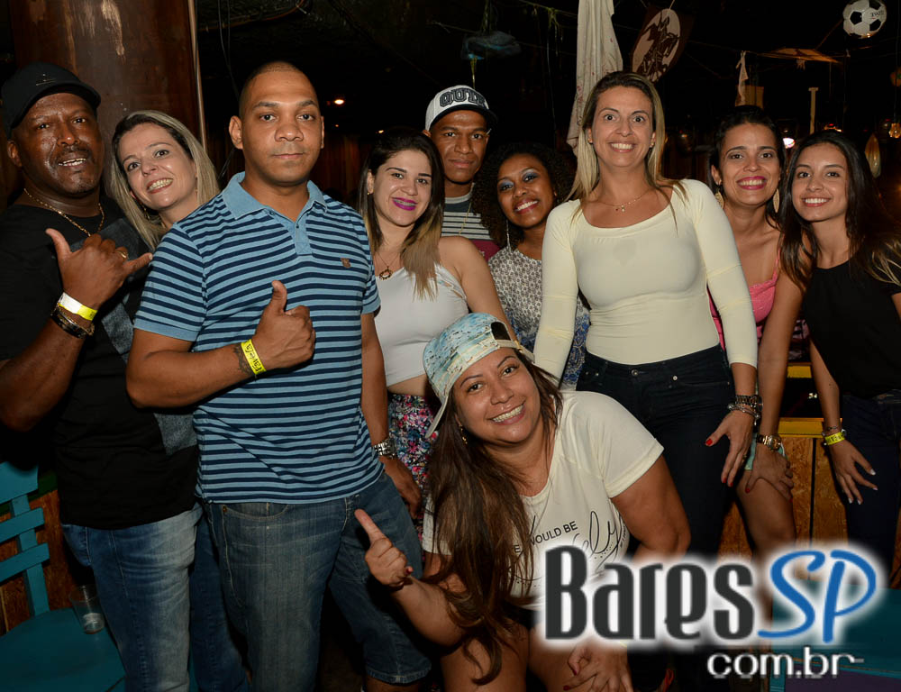 Grupo Fundo de Quintal tocou sucessos da carreira no Favela da Vila Grupo Fundo de Quintal tocou sucessos da carreira no Favela da Vila