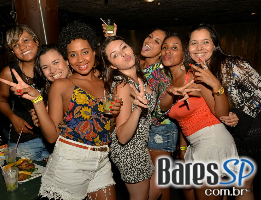 Grupo Fundo de Quintal tocou sucessos da carreira no Favela da Vila Grupo Fundo de Quintal tocou sucessos da carreira no Favela da Vila