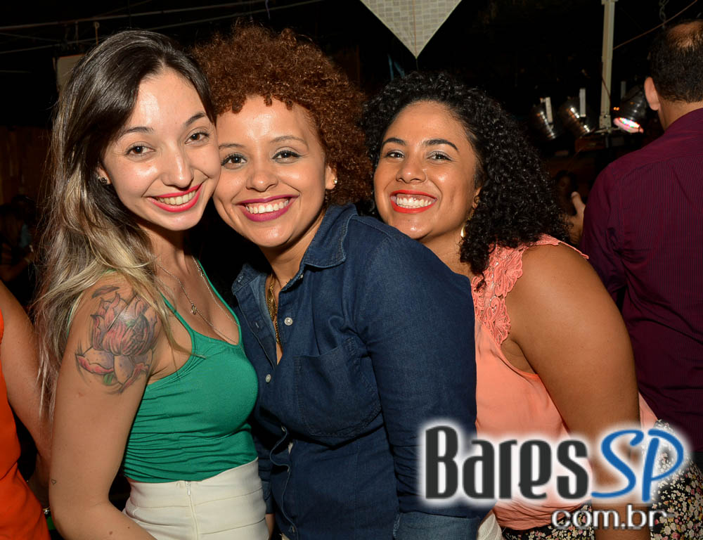 Grupo Fundo de Quintal tocou sucessos da carreira no Favela da Vila Grupo Fundo de Quintal tocou sucessos da carreira no Favela da Vila