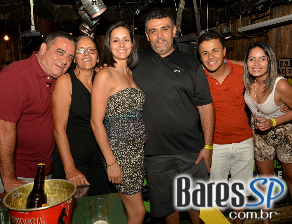 Grupo Fundo de Quintal tocou sucessos da carreira no Favela da Vila Grupo Fundo de Quintal tocou sucessos da carreira no Favela da Vila