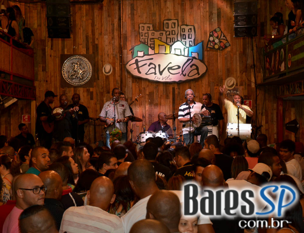 Grupo Fundo de Quintal tocou sucessos da carreira no Favela da Vila Grupo Fundo de Quintal tocou sucessos da carreira no Favela da Vila