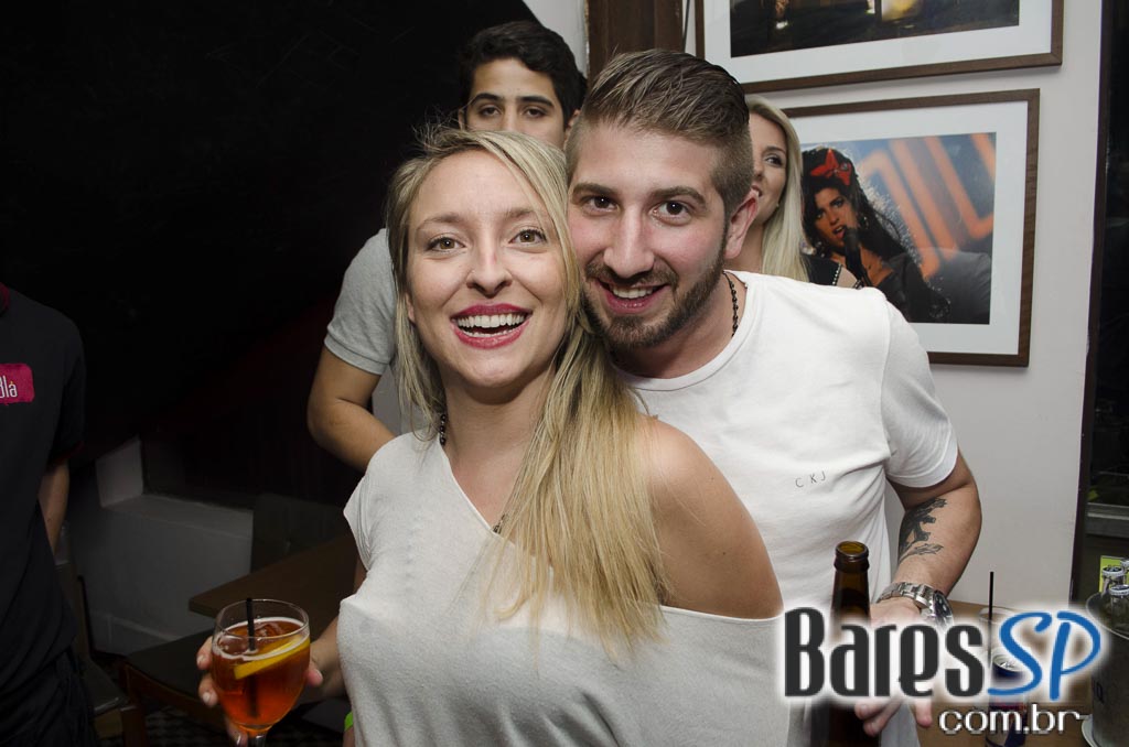 Grupo Pixote cantou sucessos no palco do Blá Bar na quinta feira Grupo Pixote cantou sucessos no palco do Blá Bar na quinta feira