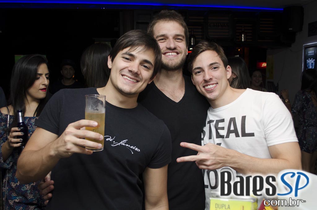 Grupo Pixote cantou sucessos no palco do Blá Bar na quinta feira Grupo Pixote cantou sucessos no palco do Blá Bar na quinta feira