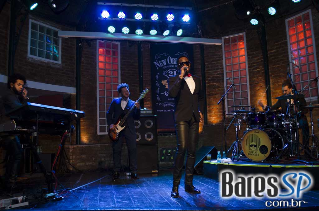Bourbon Street apresentou repertório eclético do grupo Serial Funkers Bourbon Street apresentou repertório eclético do grupo Serial Funkers