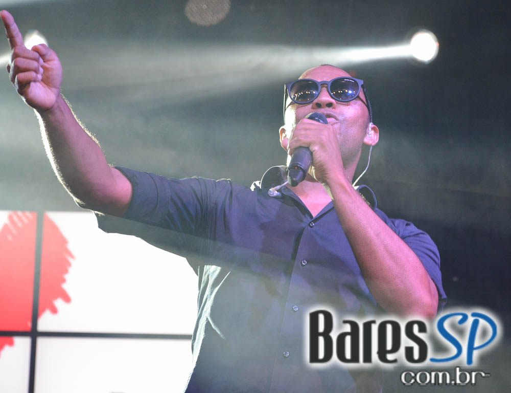 Grupos Amigos do Pagode 90 e Fonte de Sedução agitaram o Carioca Club Grupos Amigos do Pagode 90 e Fonte de Sedução agitaram o Carioca Club