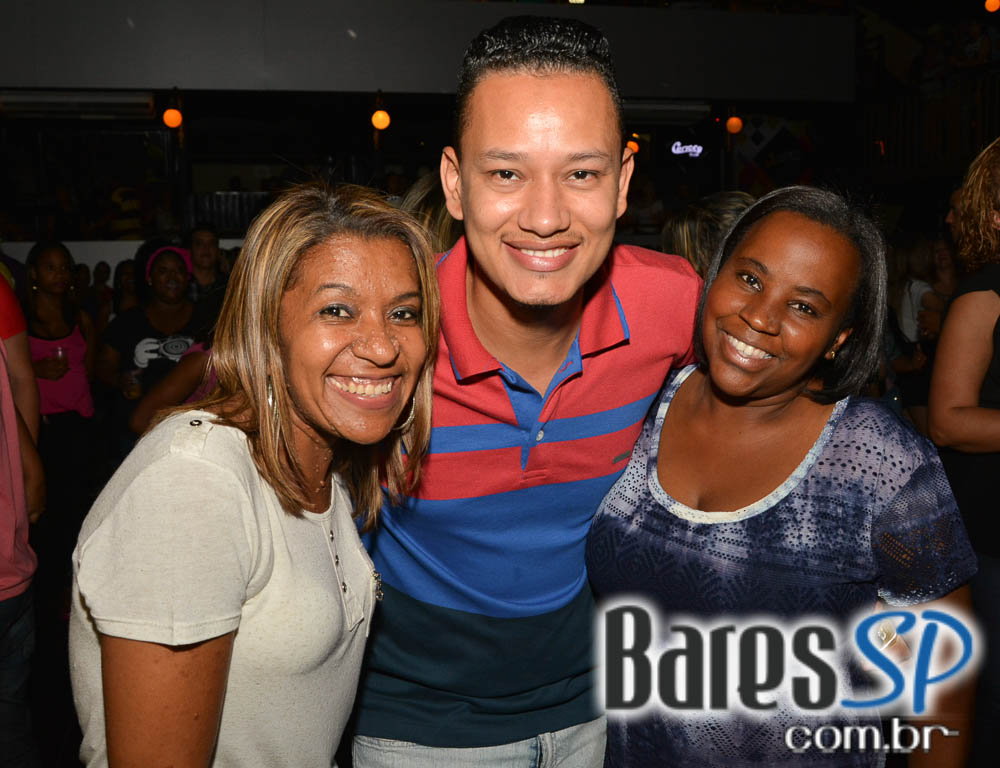 Grupos Amigos do Pagode 90 e Fonte de Sedução agitaram o Carioca Club Grupos Amigos do Pagode 90 e Fonte de Sedução agitaram o Carioca Club