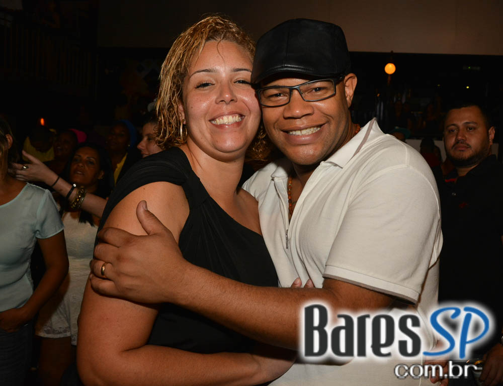 Grupos Amigos do Pagode 90 e Fonte de Sedução agitaram o Carioca Club Grupos Amigos do Pagode 90 e Fonte de Sedução agitaram o Carioca Club